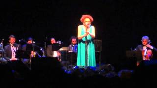 Bibi Ferreira canta "L'accordéoniste" e "L'hymne de la Resistance"
