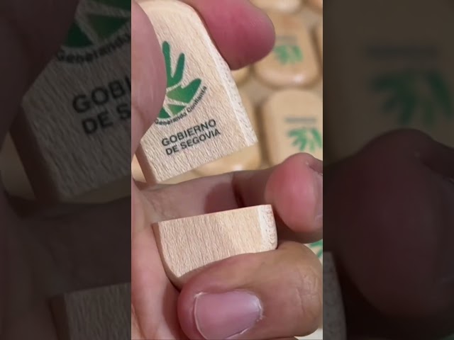 Vídeo relacionado con Unidad flash USB de madera de arce en forma de guitarra (en caja de madera) (8.0 GB)