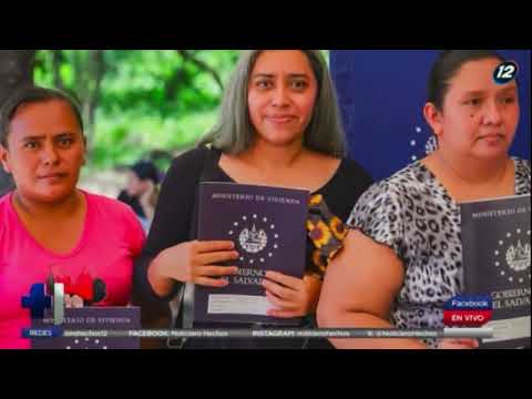 Familias de La Unión reciben escrituras de sus propiedades. NH12