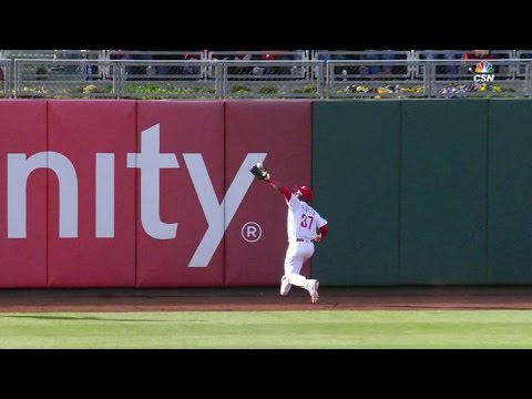 SD@PHI: Herrera hustles to snag fly ball in the gap