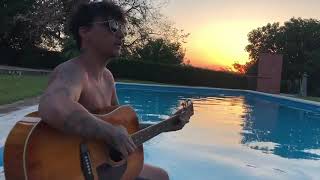 Ultimo canta CASCARE NEI TUOI OCCHI (Ultimo). Chitarra