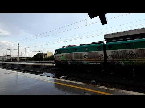 E655.524 in Soccorso all' E656.492 con l'ICN 35572 Siracusa-MilanoC.le. Stazione di Acireale