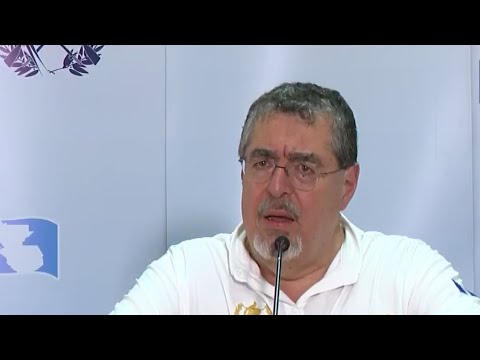 PERIODISTAS SOLOLÁ CONFRONTAN A BERNARDO ARÉVALO TRAS REUNIÓN CON ALCALDES, GUATEMALA
