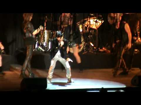 Darin singing Billie Jean and Beat It at On Stage 2011