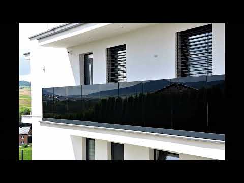 Čierne sklenené zábradlie na balkóne Orava