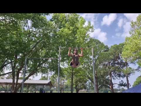 A quick super set on the pull-up bar