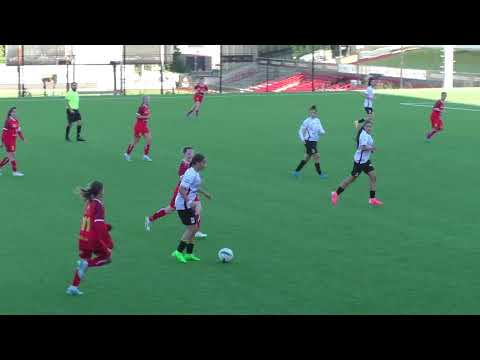 RWDM Girls - Leeuw Brucom on 29.09.2024: a shot from the home team captured by the goalkeeper!