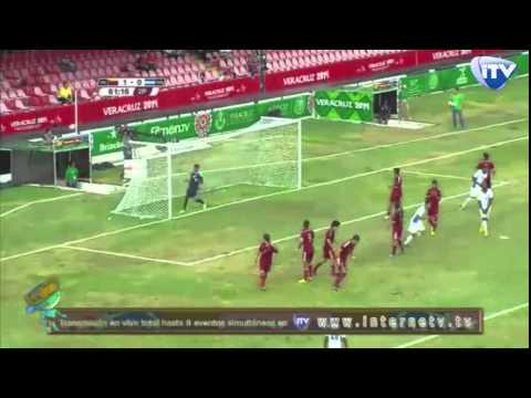 EL HONDUREÑO DEYBI FLORES DE TIRO LIBRE TRATA DE REMONTAR EN EL MARCADOR VEN 1-0 HON