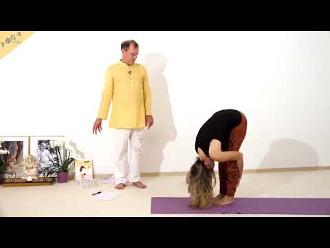 Stehende Vorwärtsbeuge mit aktiven Armen - Yoga Asana Lexikon