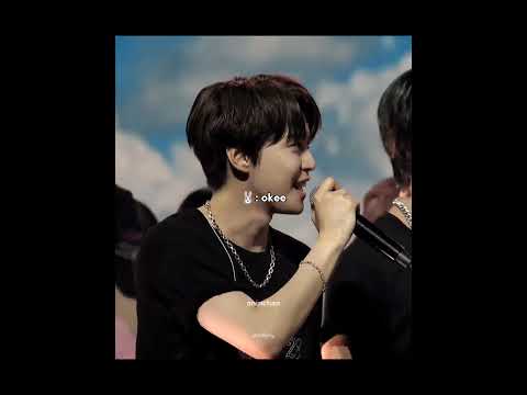 doyoung loves bringing all the NCT members together so much😆🤏🏻 giving a group greeting #doyoung #...