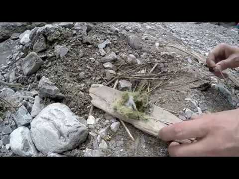 Ein Feuer mit natürlichem Zunder und Baumharz mit Feuerstahl entzünden