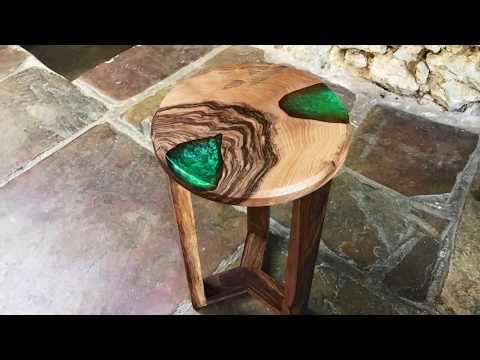 Last project in my shop !! Resin and Walnut Round Table