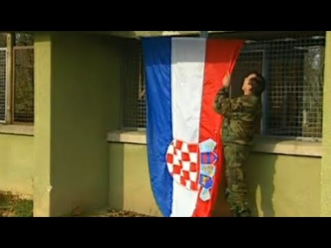 PLESO 1992. - podizanje hrvatskog stijega ispred vojarne