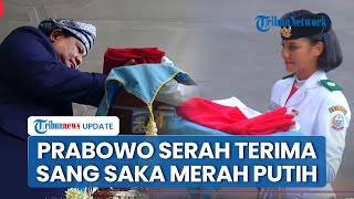 Detik-Detik Presiden Prabowo Terima Sang Saka Merah Putih dari Pembawa Baki Aliah Sakira di Istana