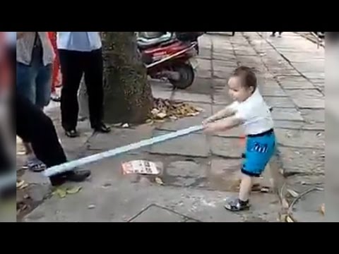 戰鬥3歲孩子用鋼管打倒貪汙的警察｜中國無刪改 (Battle! 3-Yr-Old Fights Off Corrupt Police with Steel Pipe | China Uncensored)
