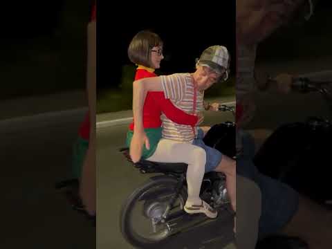 Chaves e a Chiquinha andando de moto nas ruas 😈😎