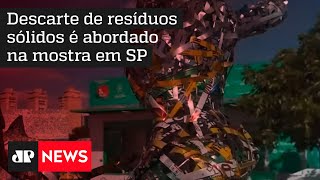 Obra com pedaços de alumínio descartável é destaque na Bienal do Lixo