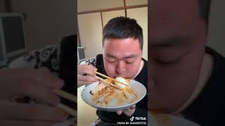 Download lagu Chinese guy eats a bowl of noodles with two eggs in less than 10 seconds Mukbang meokbang mp3