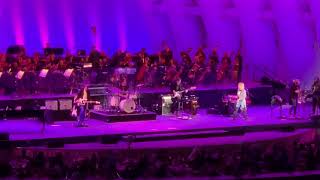 Chrissie Hynde - 08 - Absent Minded Me (Barbara Streisand) (Hollywood Bowl) (07-06-19)