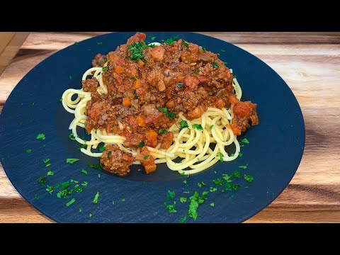 HOW TO MAKE A CLASSIC BEEF RAGU | RAGU ALLA BOLOGNESE | ITALIAN PASTA WITH MEAT