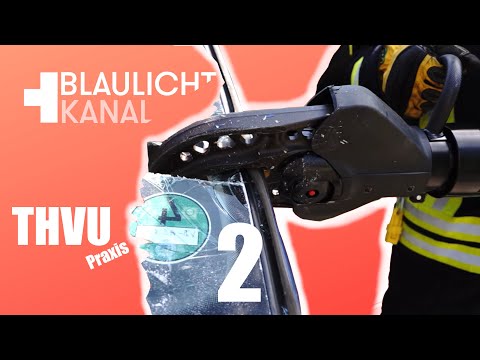 Feuerwehr: PKW auf dem Dach, Person eingeklemmt! THVU