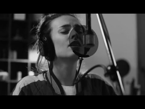 Sophie Auster Live in Studio sings 