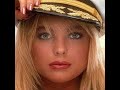ERIKA ELENIAK Una FRIZZANTE Bionda SOTTO SCORTA