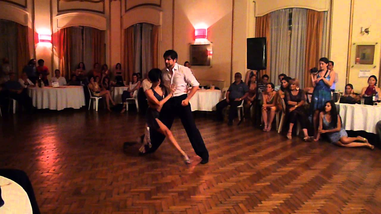 Cristian Correa y Sabrina Amuchástegui bailan en Milonga La Sooocial