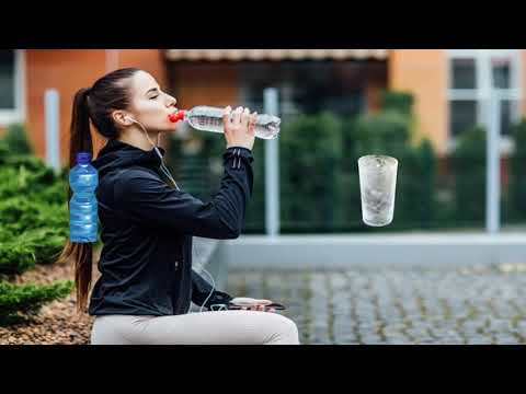 Përse nuk duhet te pini asnjëherë uje duke qëndruar në këmbe