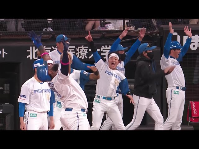 【8回裏】逆転の一打!! ファイターズ・レイエス ライトフェンス直撃の2点タイムリー!! 2025年10月12日 北海道日本ハムファイターズ 対 オリックス・バファローズ