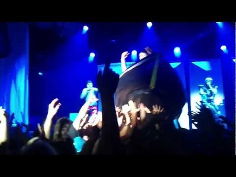 Deichkind-Sänger fällt von Schlauchboot ins Publikum