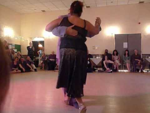  María del Carmen Romero  and  Jorge Dispari  are  dancing  to  the  tango  "  De Barro  "