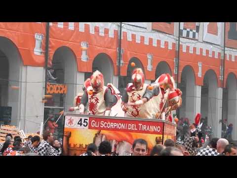 Battaglia arance - carro da getto Gli Scorpioni del Tiranno - Carnevale Ivrea 2015