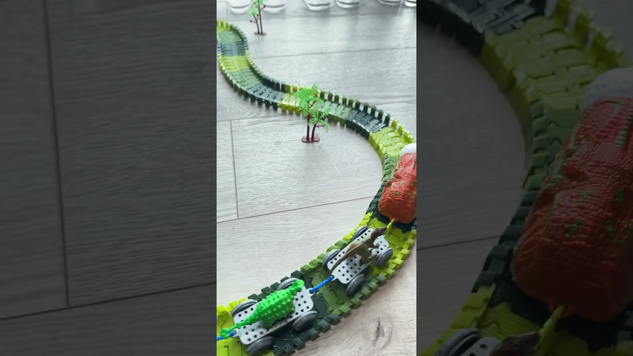 Set Tren Electric cu Dinozauri, Sina Flexibila si Locomotiva cu Lumina LED, 195 Piese