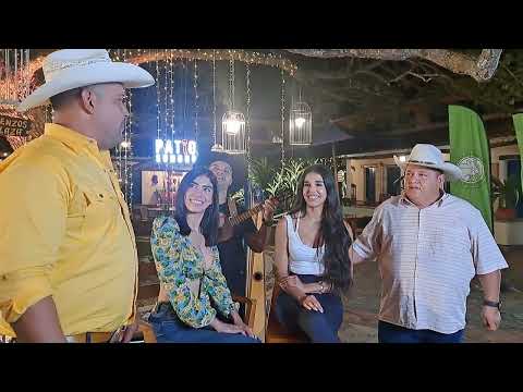 Burrote y el Coplero de la miel le cantan a las mises.