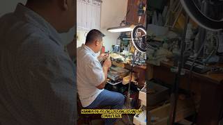 Hammer the yellow gold ring to find the correct size.🔨