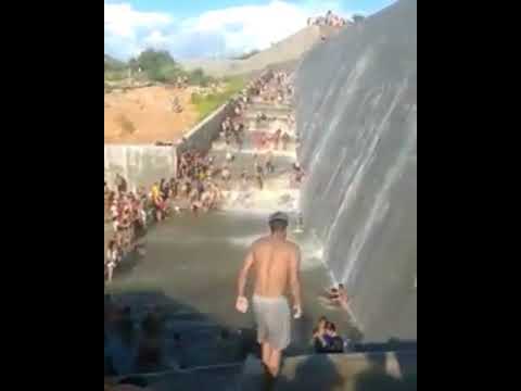 Jovem pula de sangradouro de barragem no Sertão e acaba se machucando