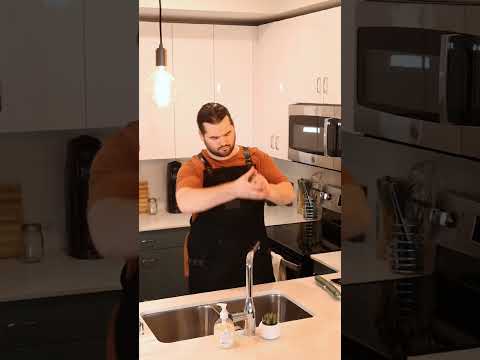 Tips for storing cucumbers at home 🥒 #kitchenhacks