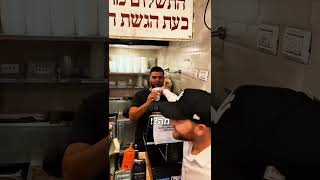 מני הולנדר נכנס למוטי׳ס ואתם לא מאמינים מה יצא לו מהגרון!!