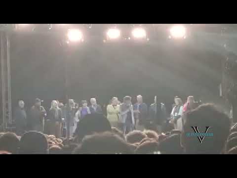 Gravina, il sindaco rimprovera Arisa sul palco. La cantante sbotta: "Calmo so fare il mio lavoro"