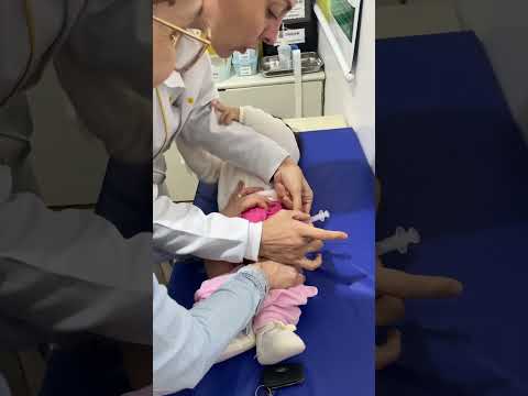 Sarinha tomando vacina da gripe 😭#vacina #mãe #maedemenina