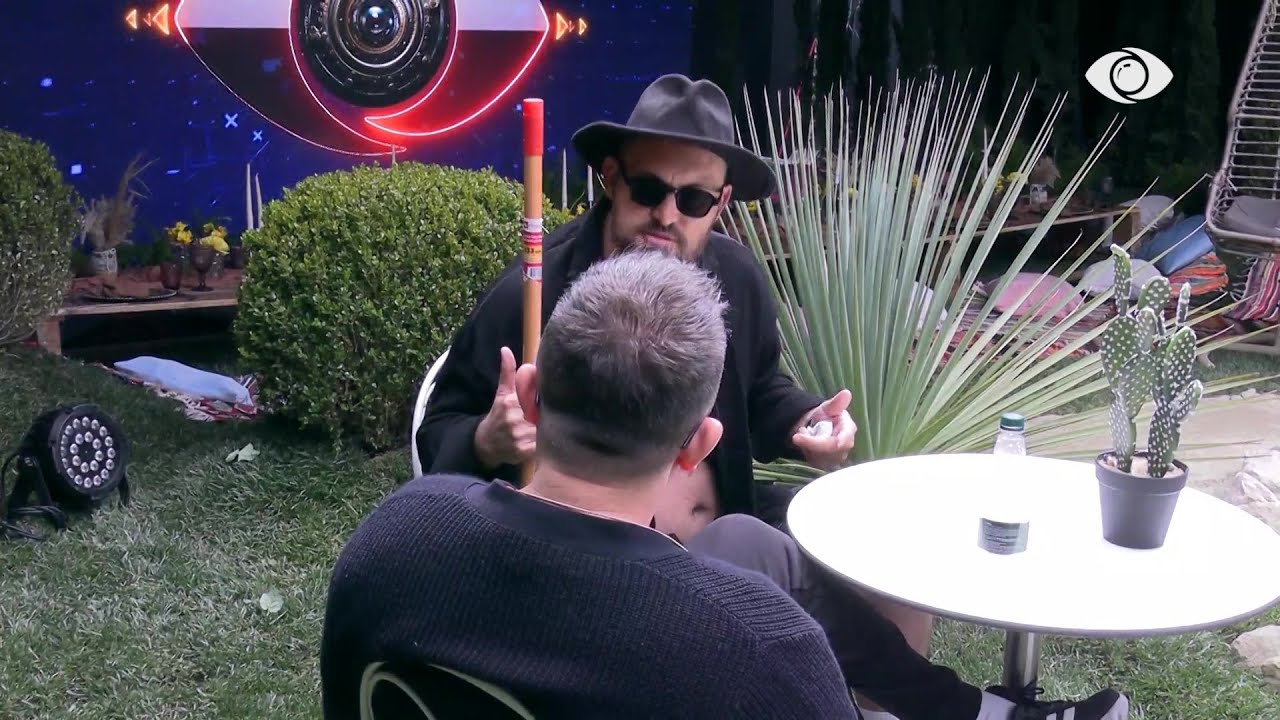 Cili film është? Juli dhe Liami aktrojnë së bashku në kopshtin e Rozës