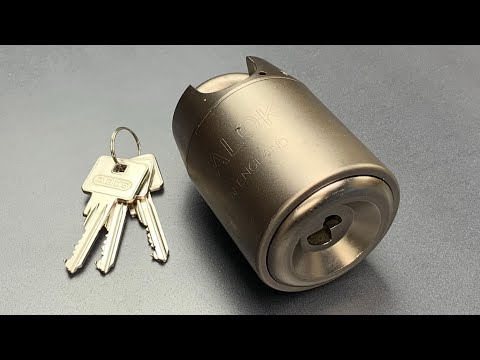 [860]旋轉的高安全性掛鎖。"RotaLok "被選中，並被開膛破肚。 ([860] The Spinning High Security Padlock: “RotaLok” Picked and Gutted)