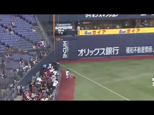 【6回表】バファローズ・吉田正がフェンスに激突しながらも好捕!! 2016/4/13 Bs-F
