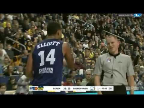 Malcolm Miller (15 PTS 3 REBS 16 RKG) against Bremerhaven