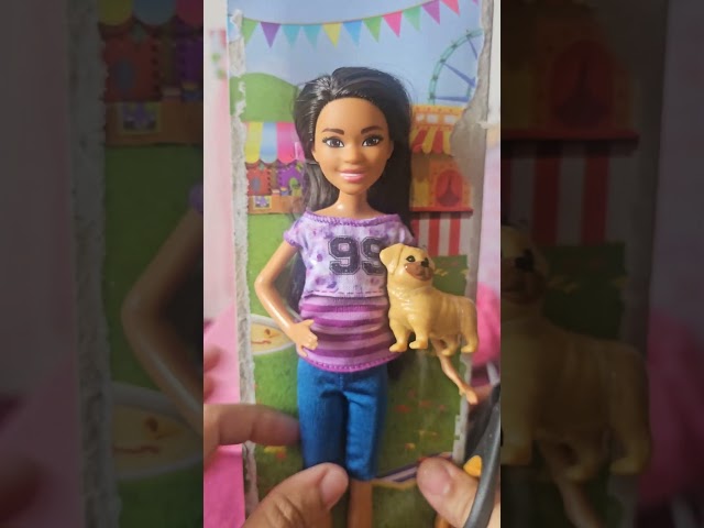 Vídeo relacionado con Barbie Muñeca Morena Ligaya con Pantalones Vaqueros, Camiseta Morada y Perro Mascota, de la película Stacie al Rescate, Juguete +3 años (HRM06)