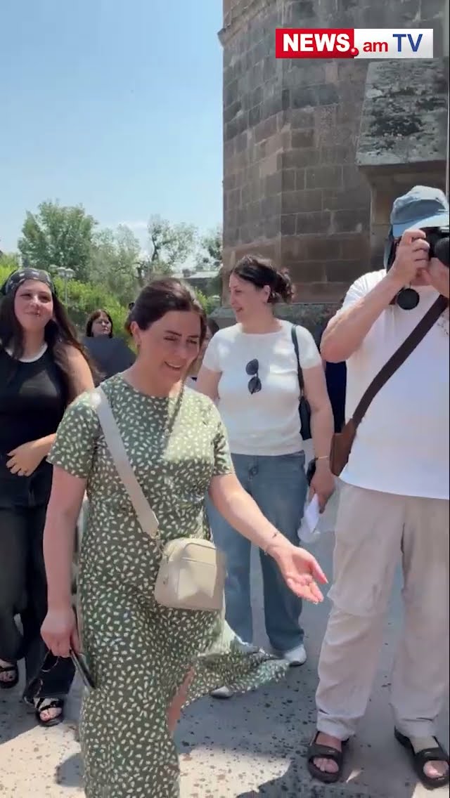 Մայր տաճարի բակում Բագրատ Սրբազանը ջրում է հավատացյալներին