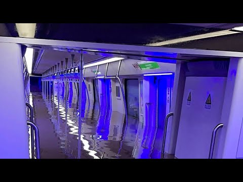 Rettungsaktion aus überflutetem U-Bahn-Tunnel in China