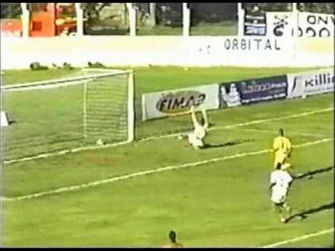 Bruno Fogaça - drible no goleiro.