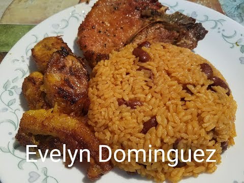 Arroz junto con habichuelas chuletas fritas y platanos maduros
